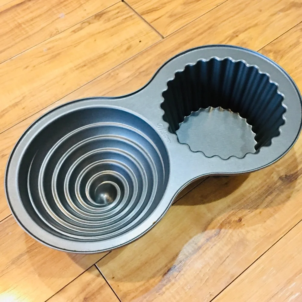WILTON giant cupcake pan baking bakery birthday party